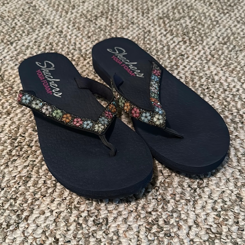 Sketchers YOGA FOAM floral flip flops Sz 8
